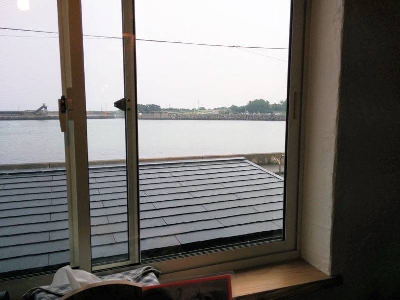 スマイリー 窓から見える海