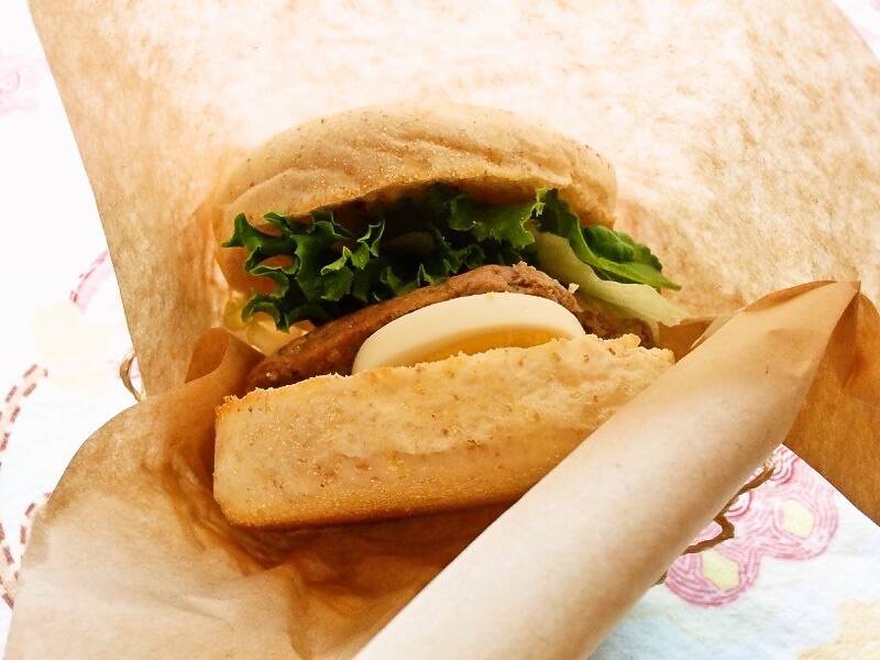 スマイリー イングリッシュマフィンミートローフチーズトマト