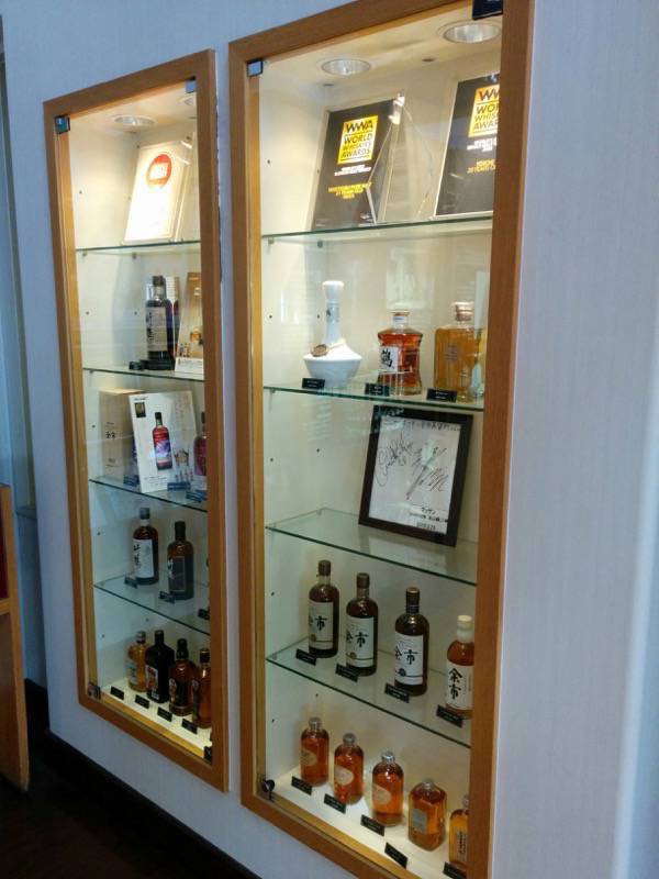 ニッカウヰスキー余市峡蒸溜所-待合室商品展示.jpg ニッカウヰスキー余市峡蒸溜所 待合室商品展示