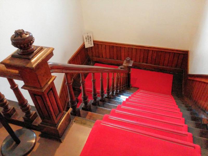 旧函館区公会堂-2F〜1F階段.jpg 旧函館区公会堂 2F 1F階段