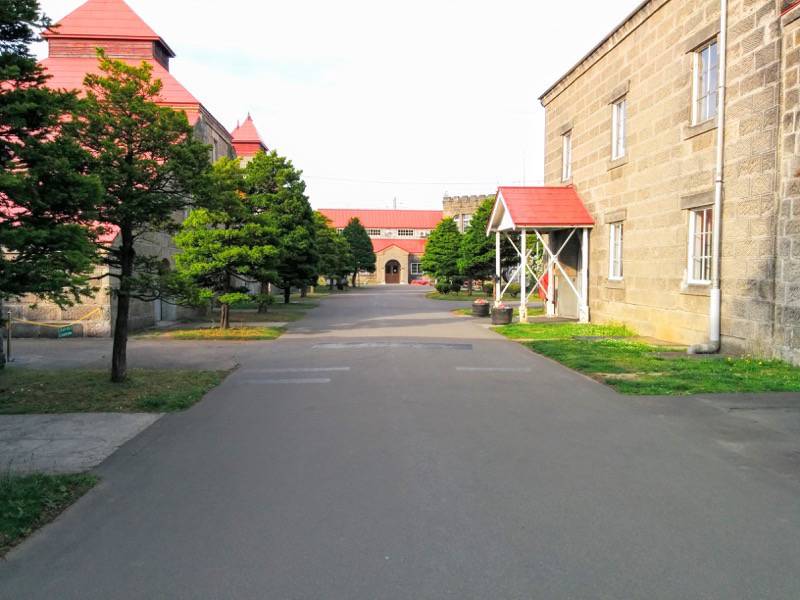 ニッカウヰスキー余市峡蒸溜所-粉砕糖化塔・蒸留塔付近1.jpg ニッカウヰスキー余市峡蒸溜所 粉砕糖化塔 蒸留塔付近1