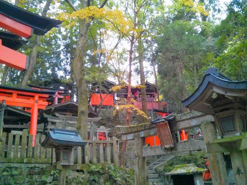 伏見稲荷 千本鳥居の参道沿いの塚２