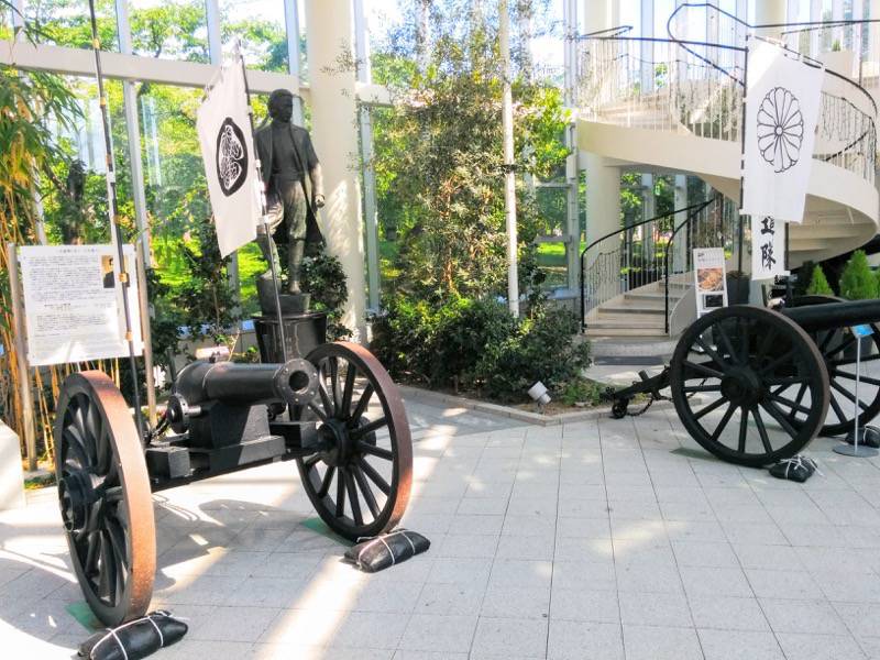 五稜郭タワー-土方歳三銅像と大砲.jpg 五稜郭タワー 土方歳三銅像と大砲