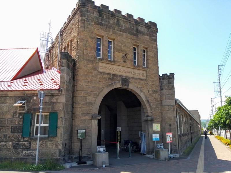 ニッカウヰスキー余市峡蒸溜所-正門外から.jpg ニッカウヰスキー余市峡蒸溜所 正門外から