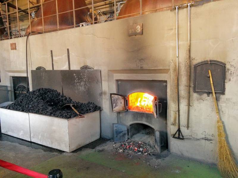 ニッカウヰスキー余市峡蒸溜所-蒸留塔内部1.jpg ニッカウヰスキー余市峡蒸溜所 蒸留塔内部1