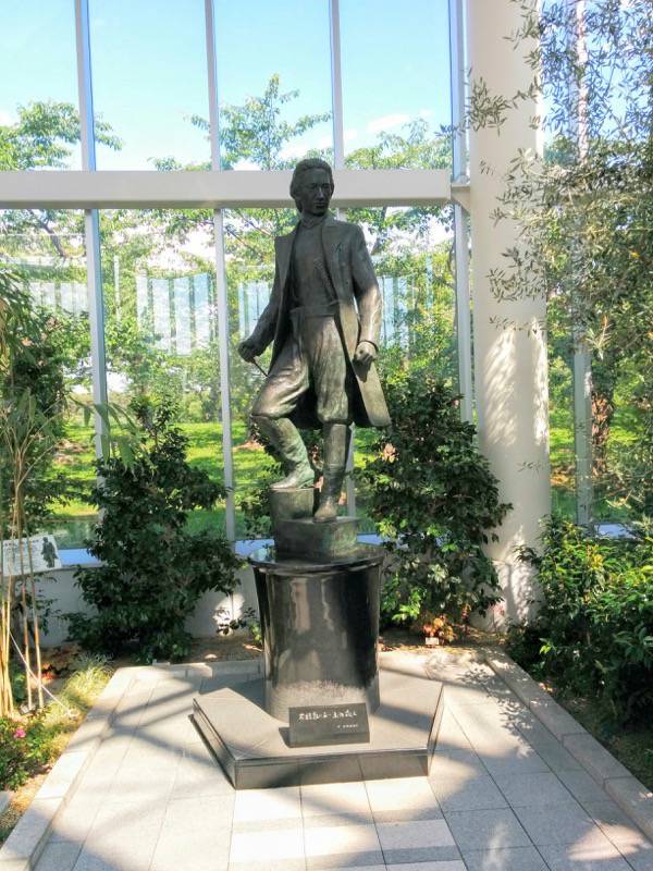 五稜郭タワー-土方歳三銅像1階.jpg 五稜郭タワー 土方歳三銅像1階