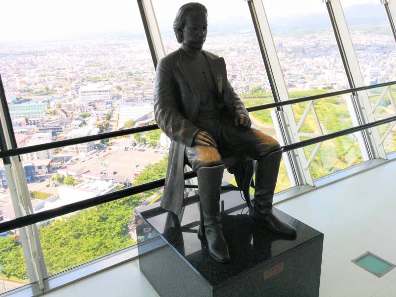 五稜郭タワー-土方歳三銅像展望階.jpg 五稜郭タワー 土方歳三銅像展望階