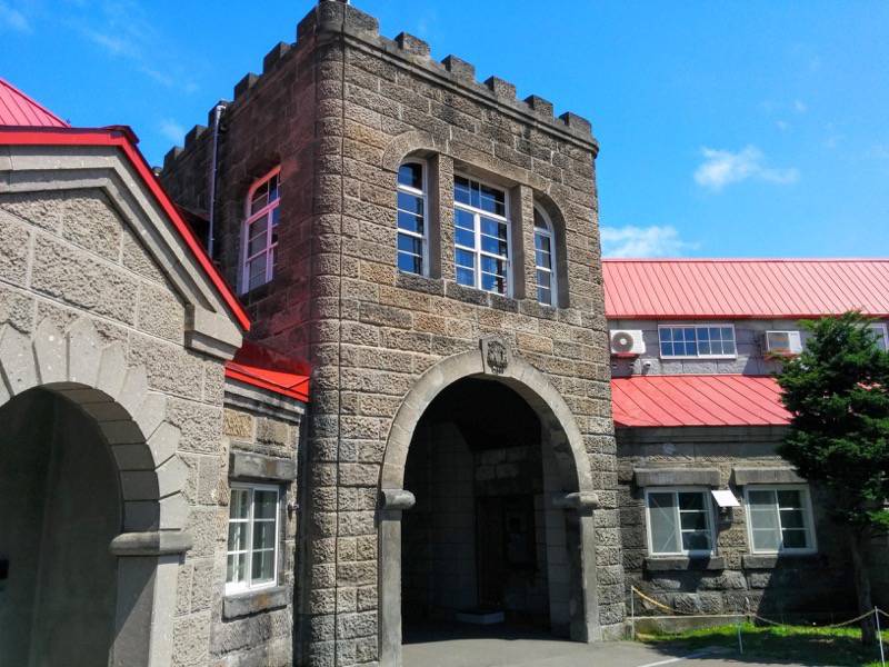 ニッカウヰスキー余市峡蒸溜所-正門内から.jpg ニッカウヰスキー余市峡蒸溜所 正門内から