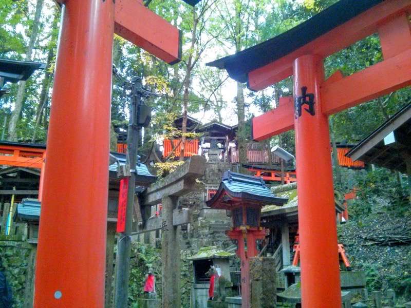 伏見稲荷 千本鳥居の参道沿いの塚１