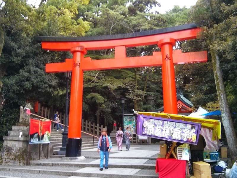 伏見稲荷 奥社奉拝所への参道と鳥居２