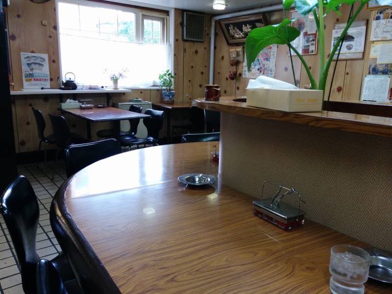 元祖インドカレー小池-中央カウンター席とテーブル席.jpg 元祖インドカレー小池 中央カウンター席とテーブル席