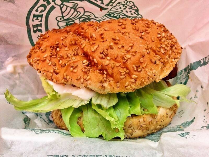 ラッキーピエロ函館駅前店-チャイニーズチキンバーガー.jpg ラッキーピエロ函館駅前店 チャイニーズチキンバーガー