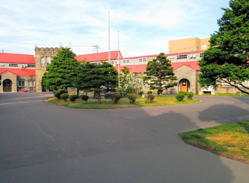 ニッカウヰスキー余市峡蒸溜所-事務所塔前の広場.jpg ニッカウヰスキー余市峡蒸溜所 事務所塔前の広場