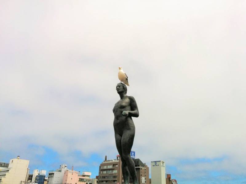 釧路 かもめ像の上