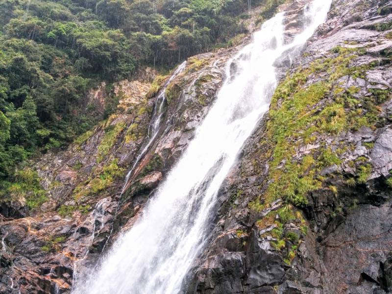 大川の滝 間近から１