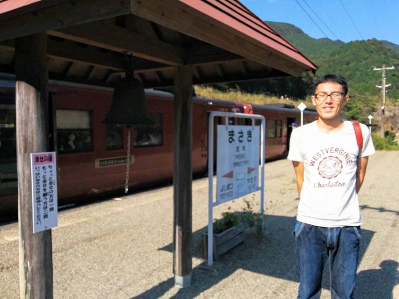 いさぶろう・しんぺい-真幸駅にて記念撮影.jpg いさぶろう しんぺい 真幸駅にて記念撮影