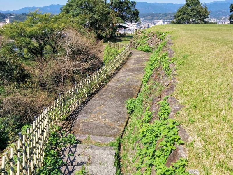 人吉城跡-三の丸跡から於津賀社跡へ.jpg 人吉城跡 三の丸跡から於津賀社跡へ