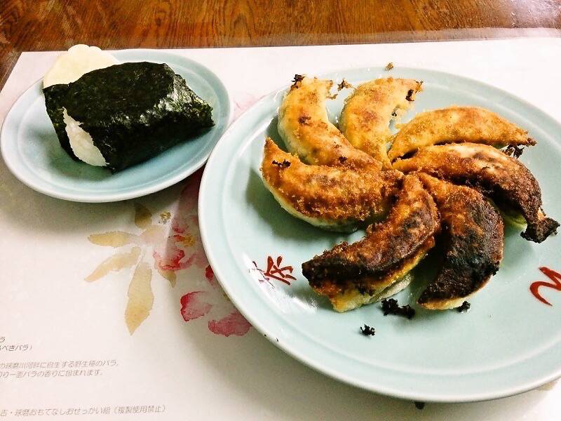 茶びん 焼き餃子とおにぎり