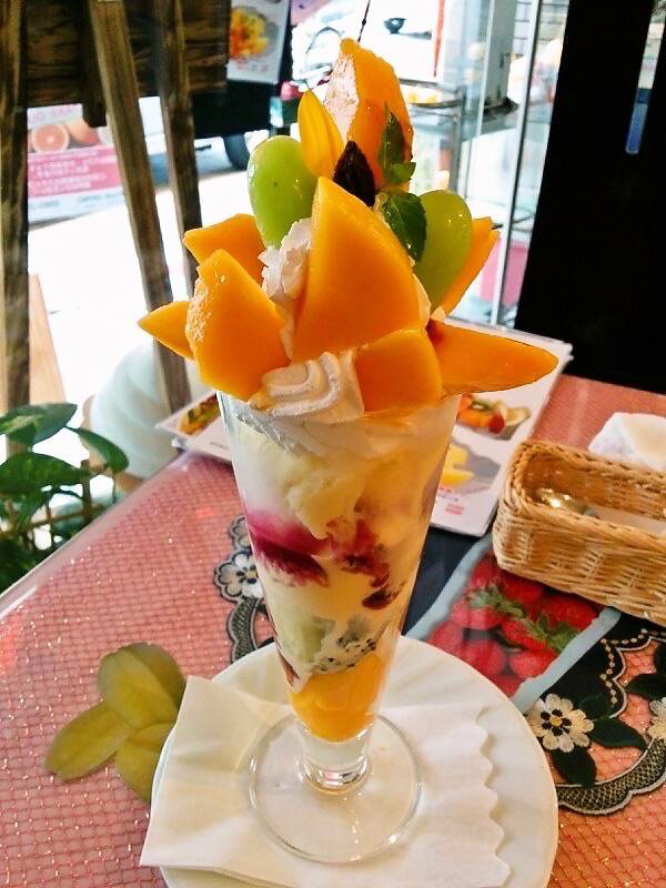 フルーツ大野-完熟マンゴーパフェ1.jpg フルーツ大野 完熟マンゴーパフェ1