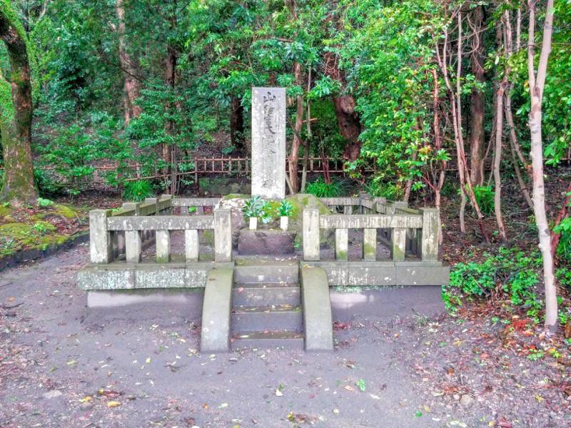 仙巌園 山階宮大妃えい歯髪碑