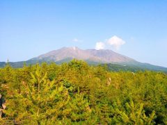 烏島の上に建つ烏島展望所｜鹿児島市桜島