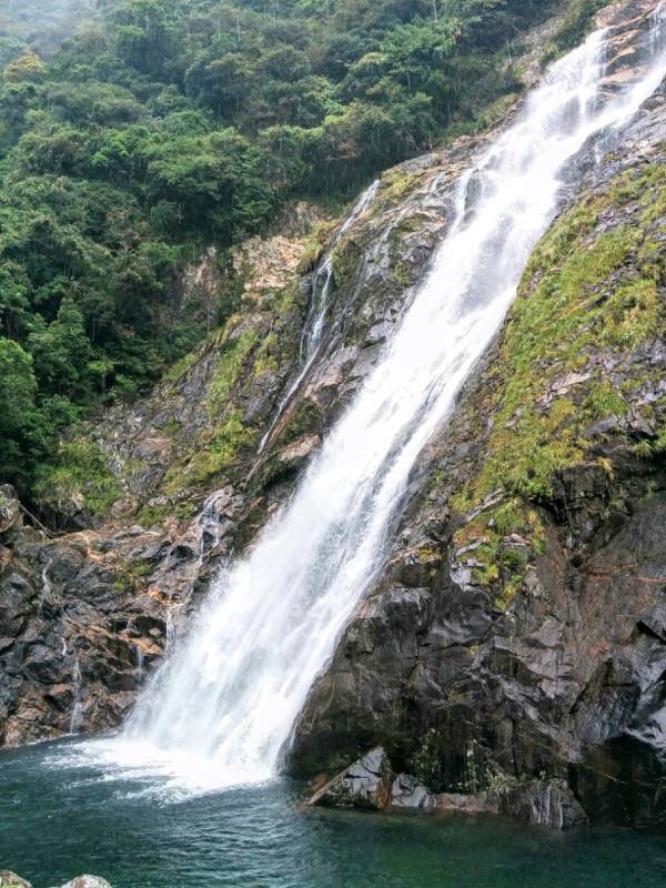 大川の滝 間近から縦アングル