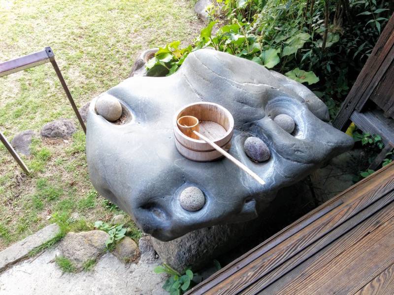 武家屋敷 甌穴石