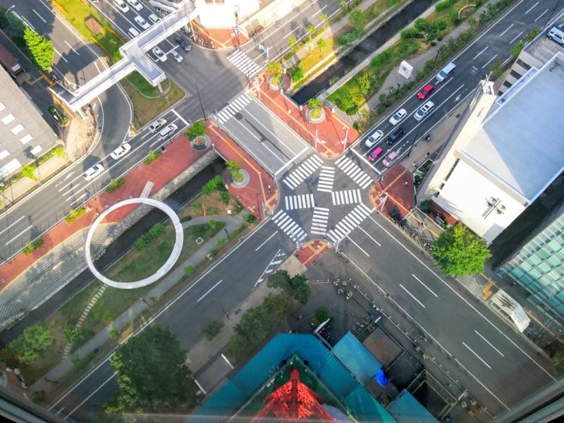 さっぽろテレビ塔 窓から下をのぞく