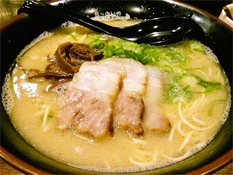 らーめんやよしとも とんこつらーめん大盛