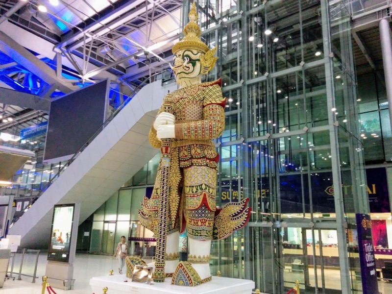 出発ロビーの像3.jpg 出発ロビーの像3