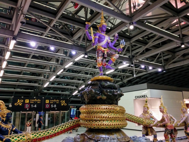 空港内のモニュメント1.jpg 出発ロビーのモニュメント1