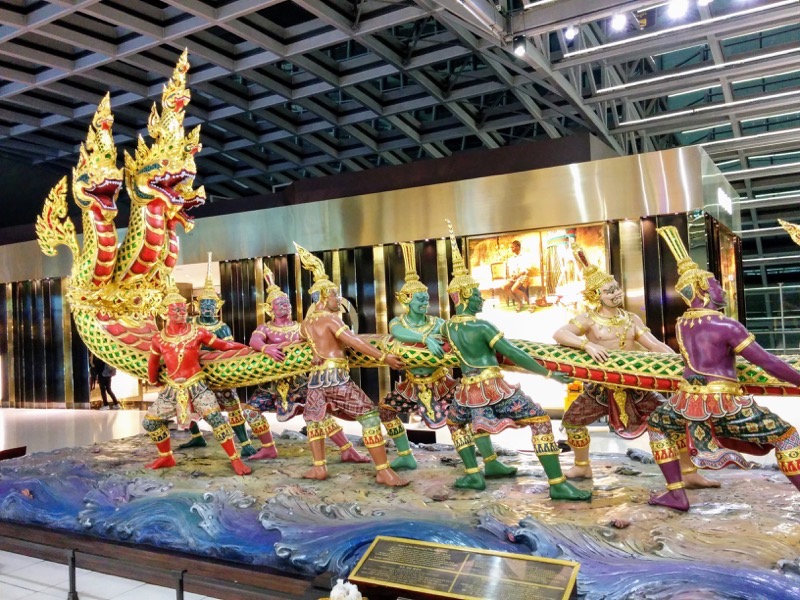 空港内のモニュメント2.jpg 空港内のモニュメント2