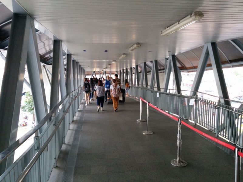 マッカサン駅で地下鉄へ乗り換え.jpg マッカサン駅で地下鉄へ乗り換え