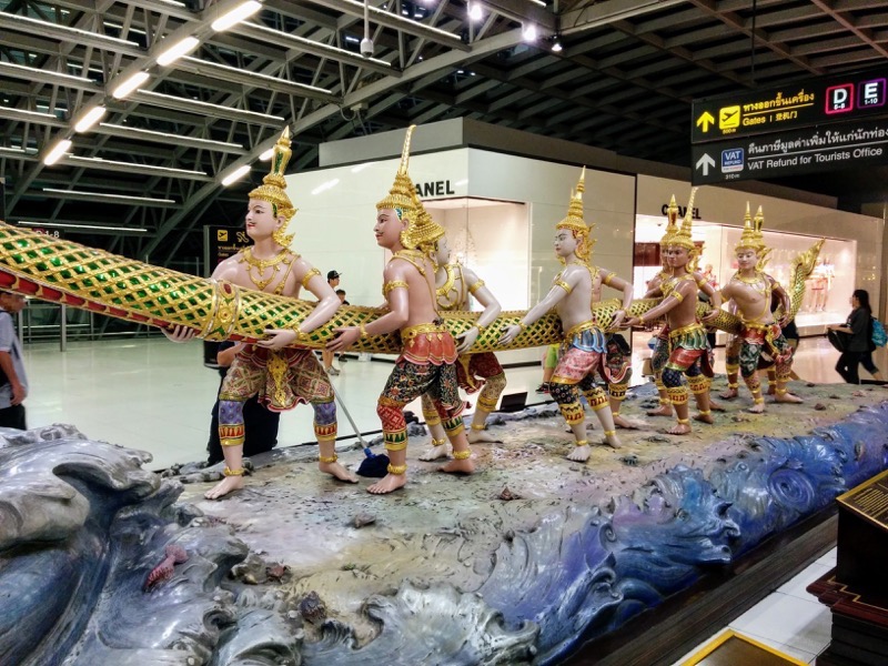 空港内のモニュメント3.jpg 空港内のモニュメント3