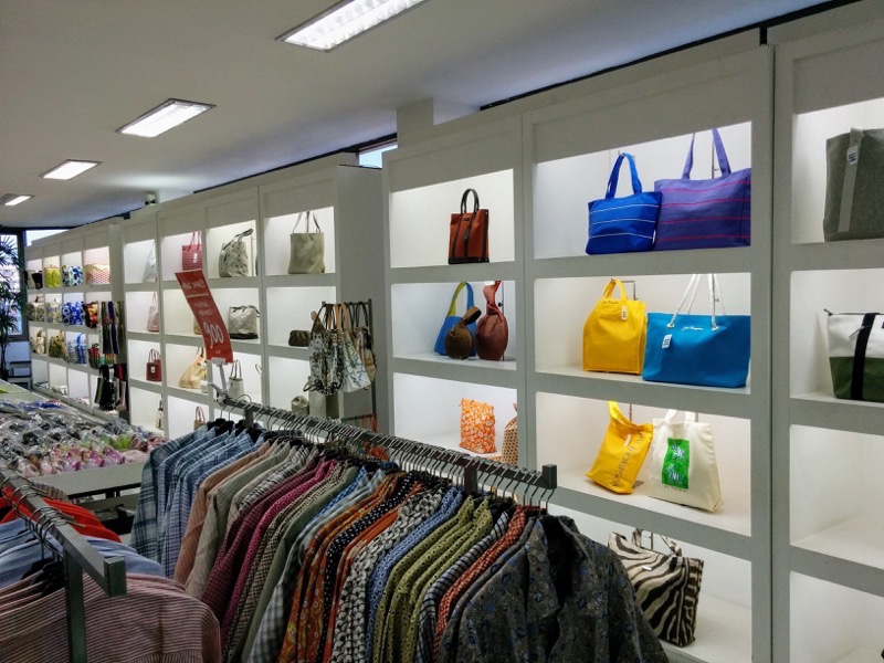 21四階女性衣類 カバン