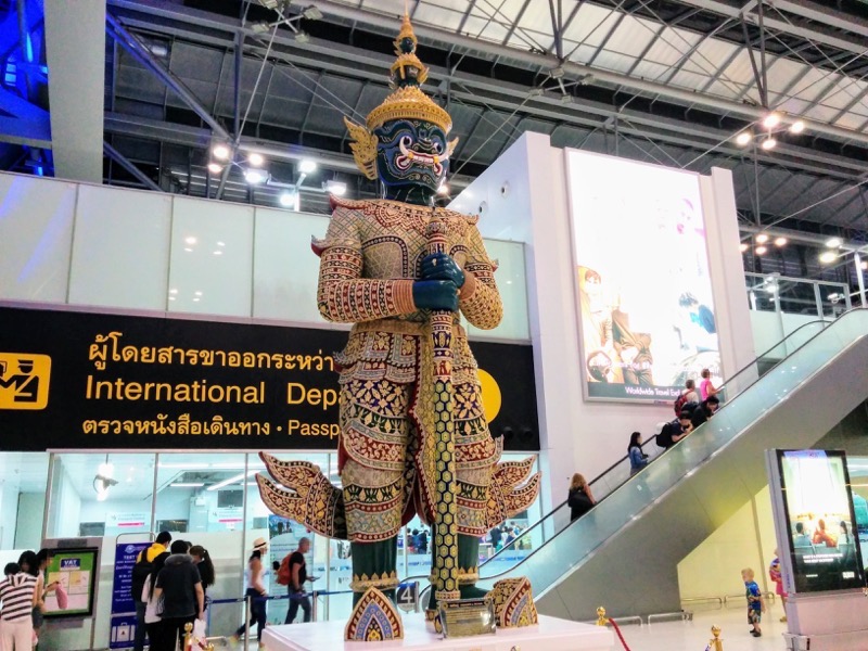 空港内の像5.jpg 出発ロビーの像5