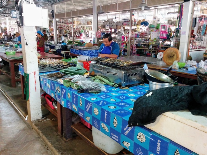 03スコータイ遺跡公園近くのマーケット
