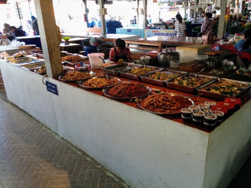 13スコータイ遺跡公園近くのマーケット