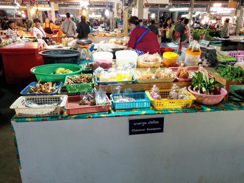 06スコータイ遺跡公園近くのマーケット