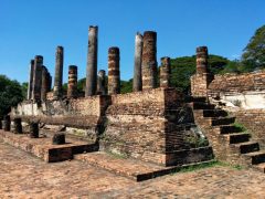 スコータイ歴史公園 城壁内の遺跡たち｜タイ