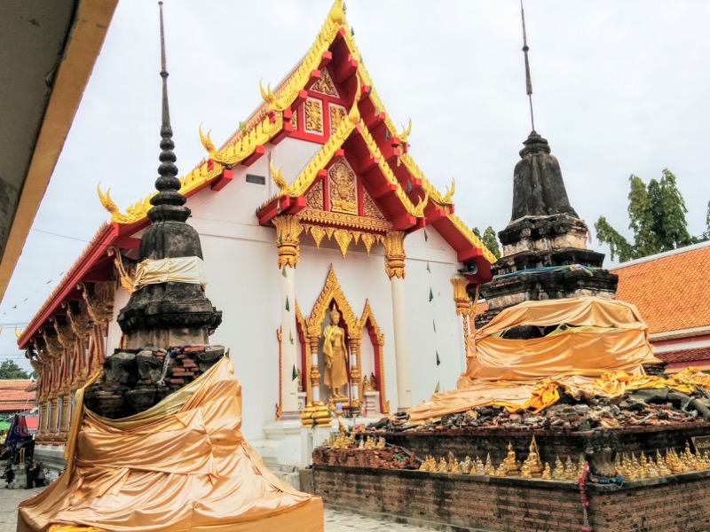 23本堂後ろのチェディ