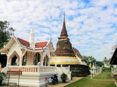 金の池に浮かぶワット トラパン トーン｜タイ スコータイ歴史公園