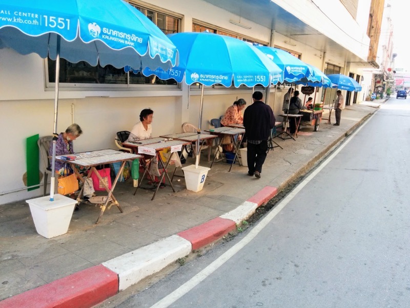 11Singhawat Rd沿いの露店