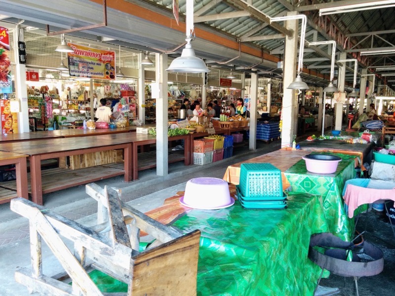 01スコータイ遺跡公園近くのマーケット