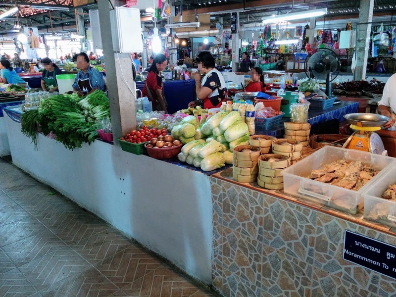 11スコータイ遺跡公園近くのマーケット