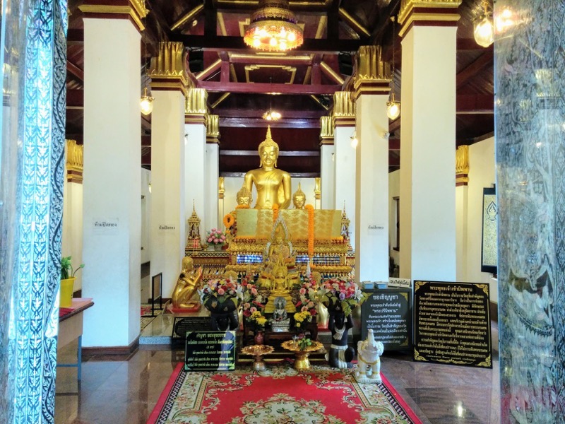 38マーケット近くのお堂の仏像