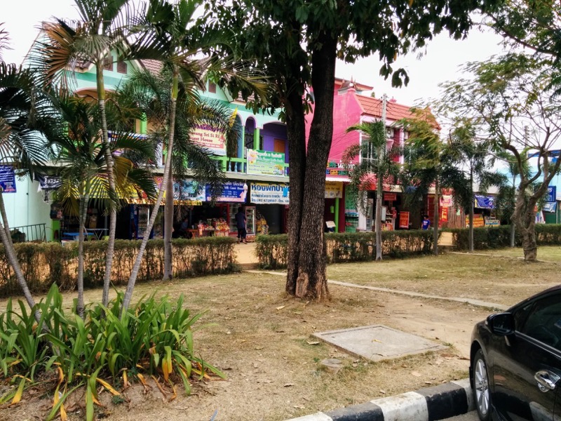 05バスターミナル近くの店.jpg 05バスターミナル近くの店