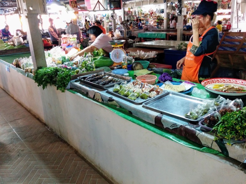 10スコータイ遺跡公園近くのマーケット