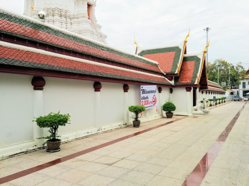 27本堂の塀の外