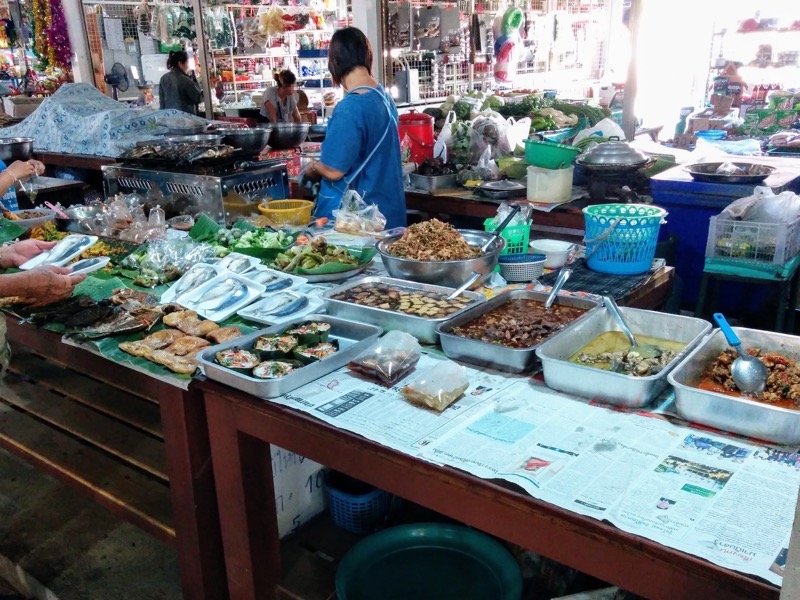 04スコータイ遺跡公園近くのマーケット